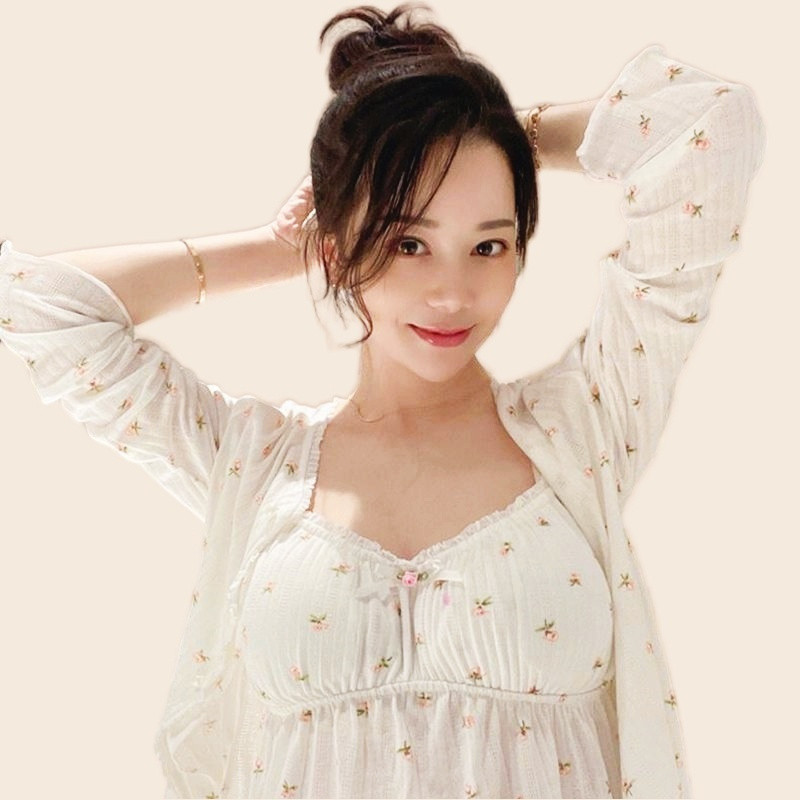 Seksi komplet simpatične sigurne pidžame s cvijetom - ženski trodijelni ogrtač s punim rukavima, grudnjak, prsluk i hlače u modnoj kućnoj odjeći