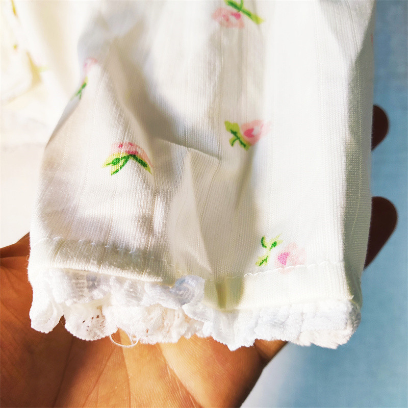 Seksi komplet simpatične sigurne pidžame s cvijetom - ženski trodijelni ogrtač s punim rukavima, grudnjak, prsluk i hlače u modnoj kućnoj odjeći