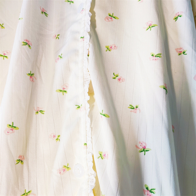 Seksi komplet simpatične sigurne pidžame s cvijetom - ženski trodijelni ogrtač s punim rukavima, grudnjak, prsluk i hlače u modnoj kućnoj odjeći