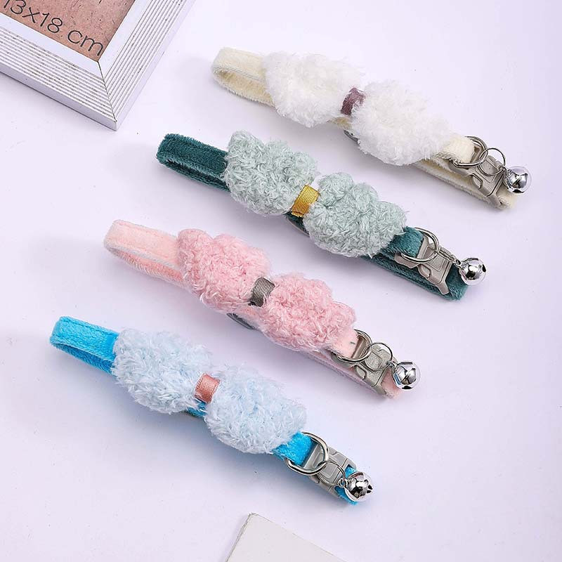 Kasside kaelarihmad Armsad plüüsist kassi kaelarihmad kellukeste ja inglitiibadega. Kaunistused kassidele Väikese koera Teddy Pomeranian kaelarihmad reguleeritavad