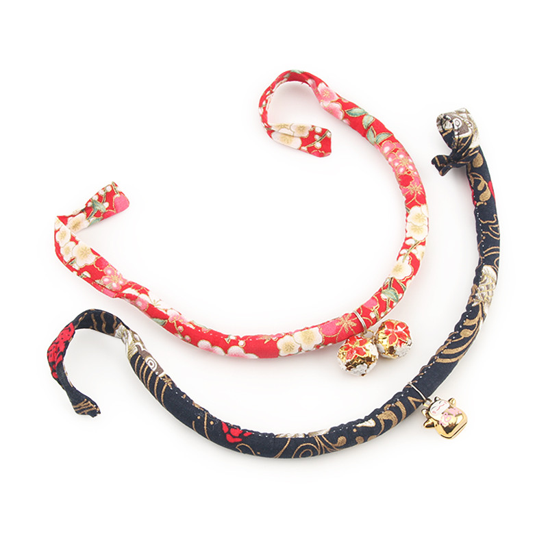 Breakaway kassi kaelarihm, jaapani Chirimen kimono prindiga kassi kaelarihm lillemustriga kellukesega kassipoja kutsika jaoks reguleeritav lemmikloomavarustus