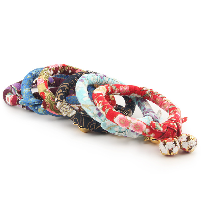 Breakaway kassi kaelarihm, jaapani Chirimen kimono prindiga kassi kaelarihm lillemustriga kellukesega kassipoja kutsika jaoks reguleeritav lemmikloomavarustus