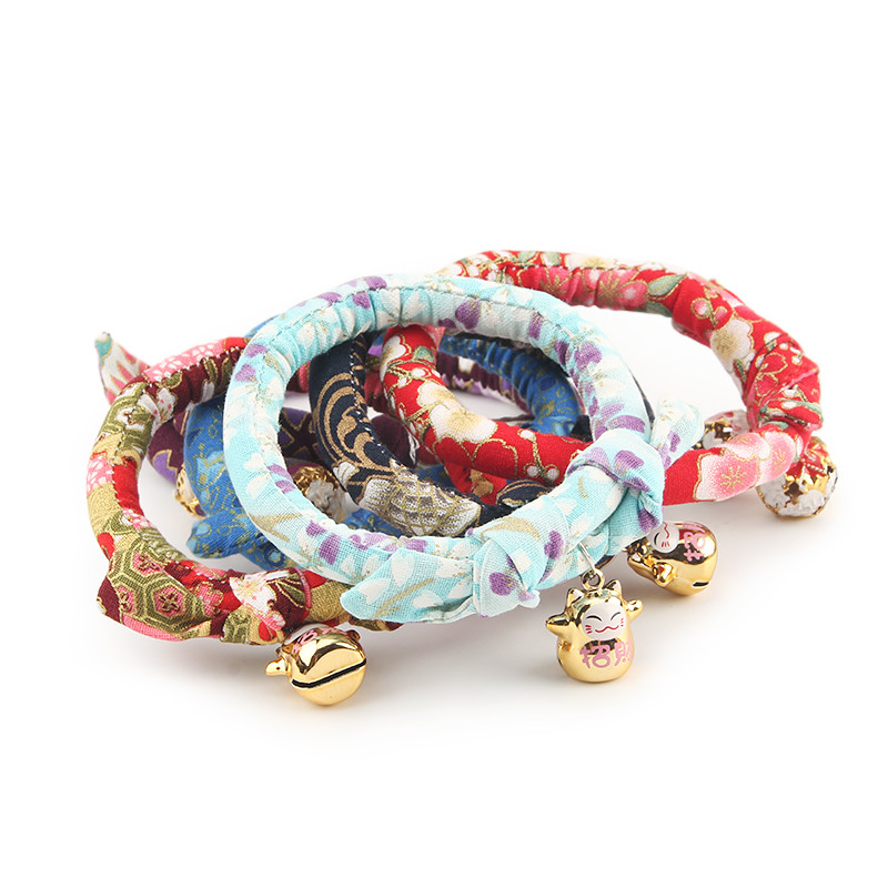 Breakaway kassi kaelarihm, jaapani Chirimen kimono prindiga kassi kaelarihm lillemustriga kellukesega kassipoja kutsika jaoks reguleeritav lemmikloomavarustus