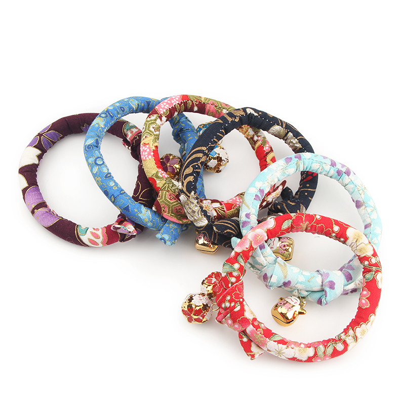 Breakaway kassi kaelarihm, jaapani Chirimen kimono prindiga kassi kaelarihm lillemustriga kellukesega kassipoja kutsika jaoks reguleeritav lemmikloomavarustus