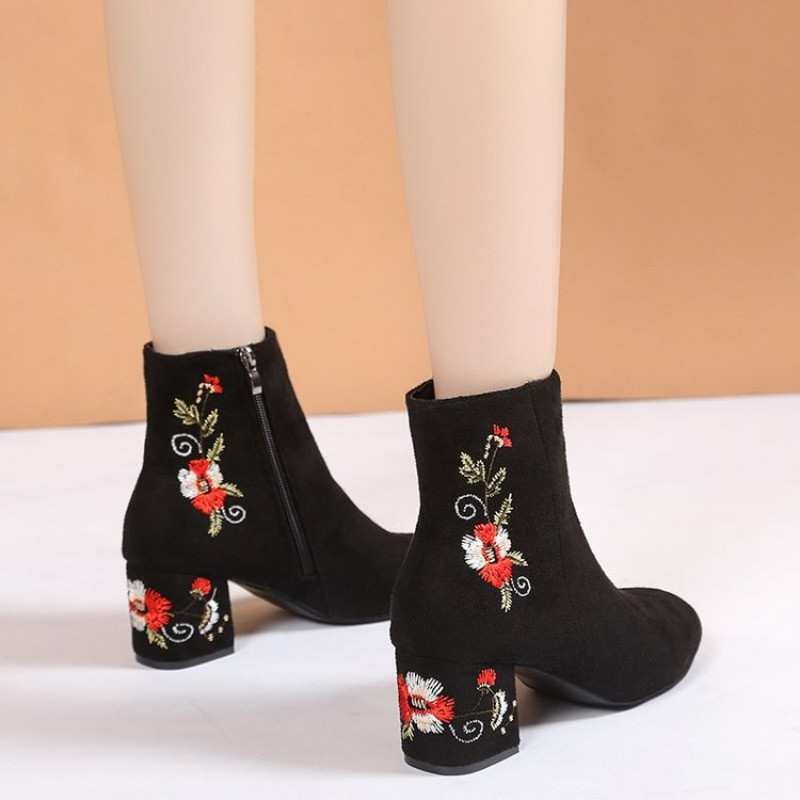 2023 Botine de damă înalte toamnă și iarnă pantofi calduri din bumbac femei piele intoarsă cu toc mijlociu ghete brodate cu tub mijlociu pentru femei