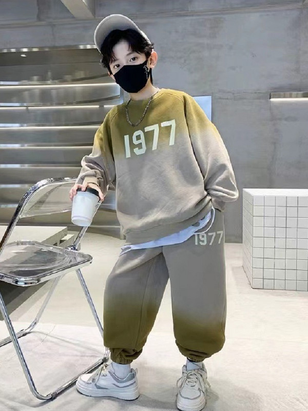 Sügisene teismelise poisi rõivakomplekt, 1977. aasta tüdrukute rõivakomplekt, 1977. aasta prinditud pullover, triibuline pükskostüüm, 2-osaline laste dressid