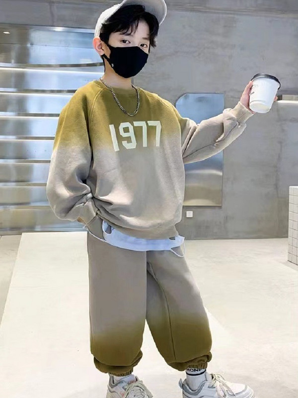 Sügisene teismelise poisi rõivakomplekt, 1977. aasta tüdrukute rõivakomplekt, 1977. aasta prinditud pullover, triibuline pükskostüüm, 2-osaline laste dressid