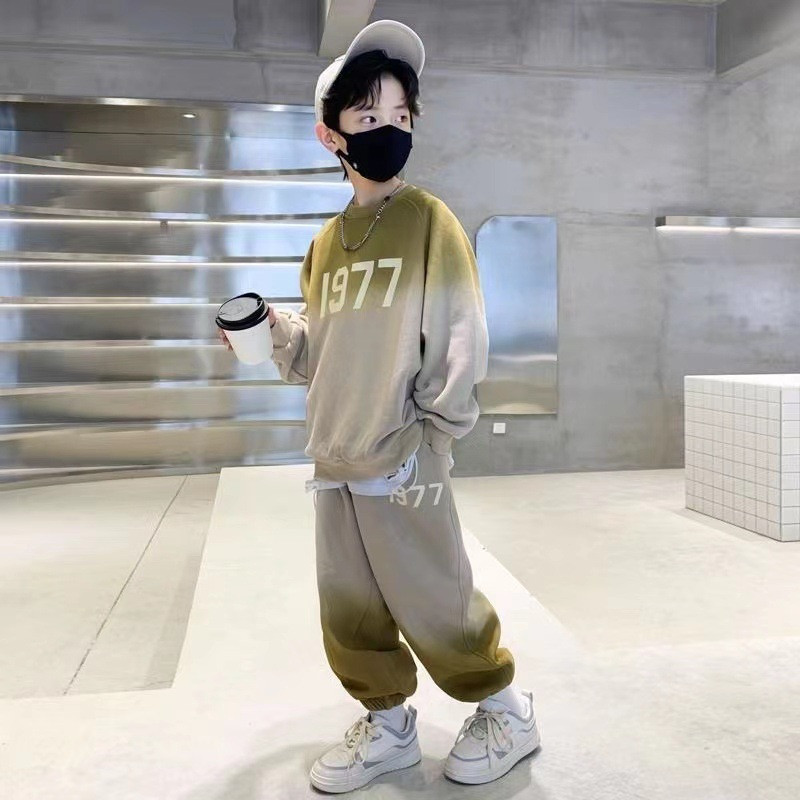 Sügisene teismelise poisi rõivakomplekt, 1977. aasta tüdrukute rõivakomplekt, 1977. aasta prinditud pullover, triibuline pükskostüüm, 2-osaline laste dressid