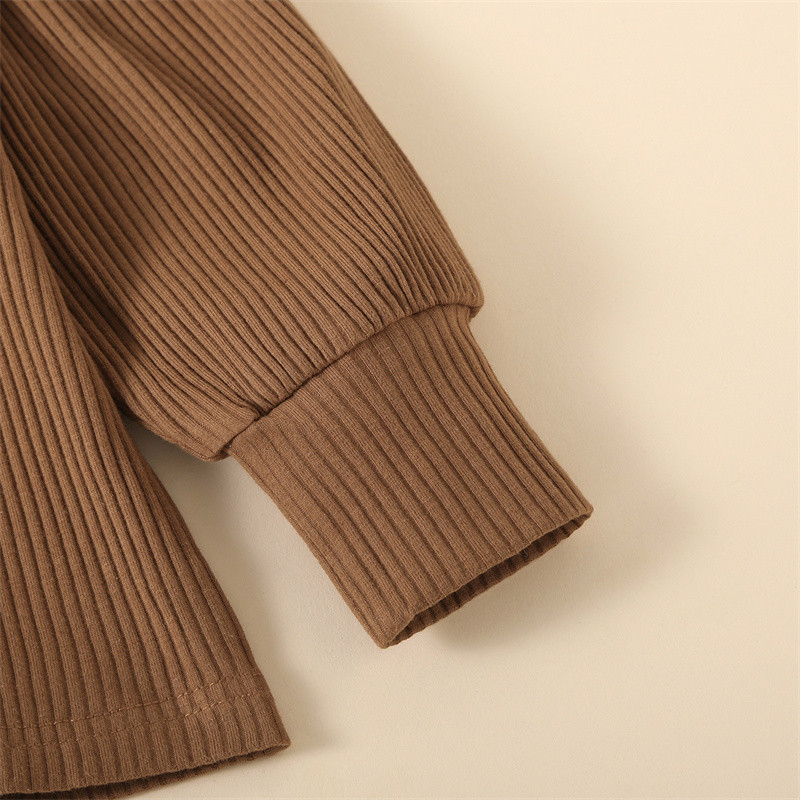 1–6-aastased moodsad väikelapsed tüdrukud, 2 tk. riidekomplektid, kõrge kaelusega pikkade varrukatega topp ja nahast nööbiga ruuduline seelik tüdrukutele 1–6T