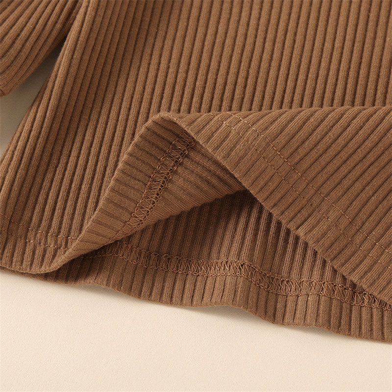 1–6-aastased moodsad väikelapsed tüdrukud, 2 tk. riidekomplektid, kõrge kaelusega pikkade varrukatega topp ja nahast nööbiga ruuduline seelik tüdrukutele 1–6T