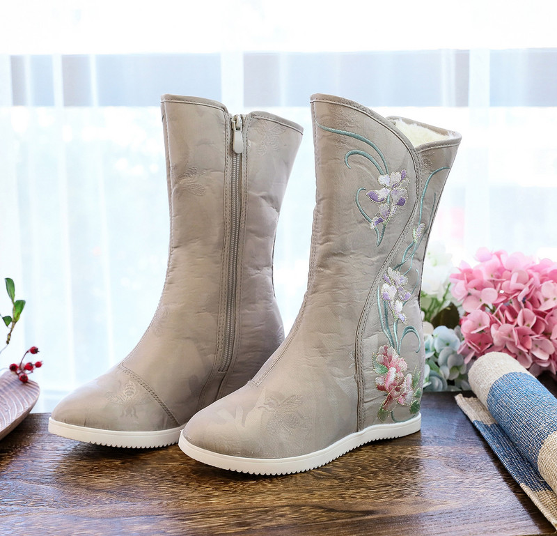 Etnilised tikitud naiste saapad Hanfu kingad Talvised kõrged naiste saapad soojad pojeng lilledega tikitud kingad Naiste riidest kingad