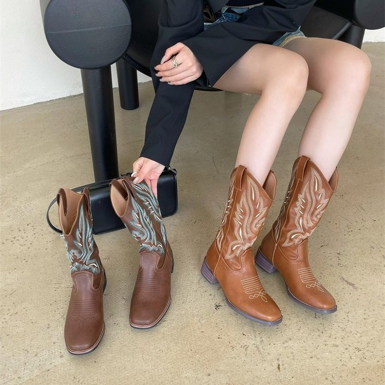 Cizme scurte de cowboy pentru femei 2022 Cizme occidentale la modă de cowboy, pantofi de designer casual brodat cu vârful pătrat