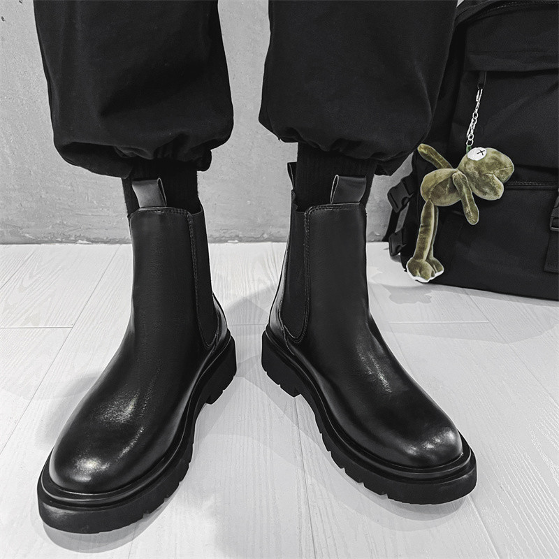 Sügistalvise turske aluskangast keskmise ülaosaga saapad Meeste Briti trendisaapad Kõrge ülaosaga Korea vabaajajalatsid Meeste mootorrattasaapad Uus