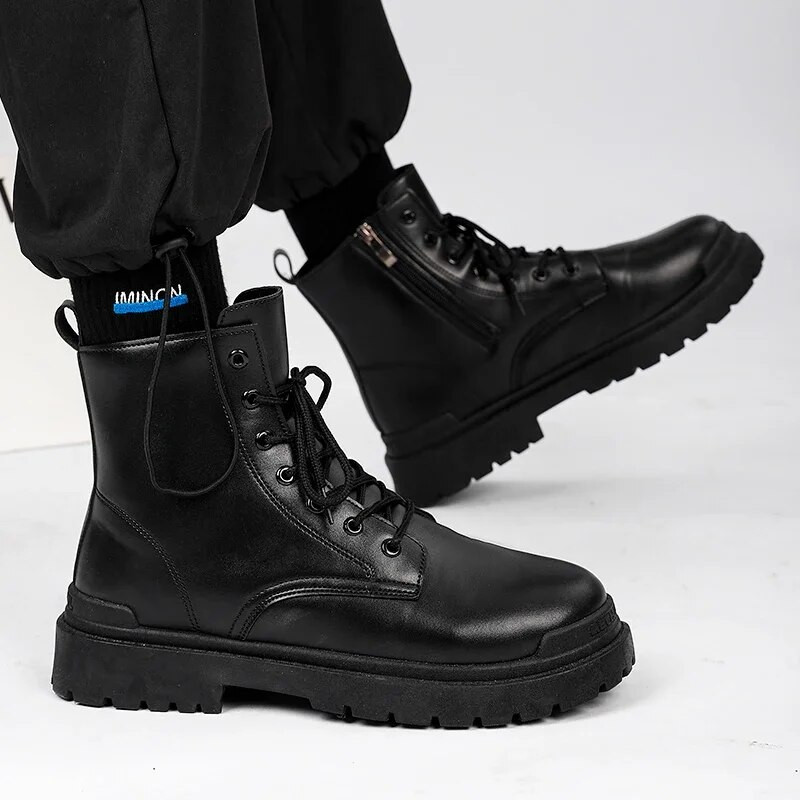 2023. gada ziemas modes zābaki vīriešiem, melni ikdienas apavi ar augstu augšdaļu šņorzābaki vīriešiem, jauni ādas zābaki, rāvējslēdzējs, motocikls, vīriešu puszābaki