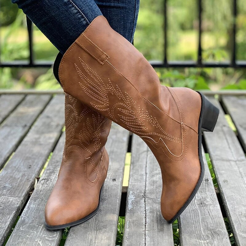 Κεντημένες λευκές γυναικείες μπότες Western 2023 Φθινοπωρινό Slip On Ψηλοτάκουνα Μπότες Cowboy Woman Plus μέγεθος 43 μύτη Mid Calf Botas