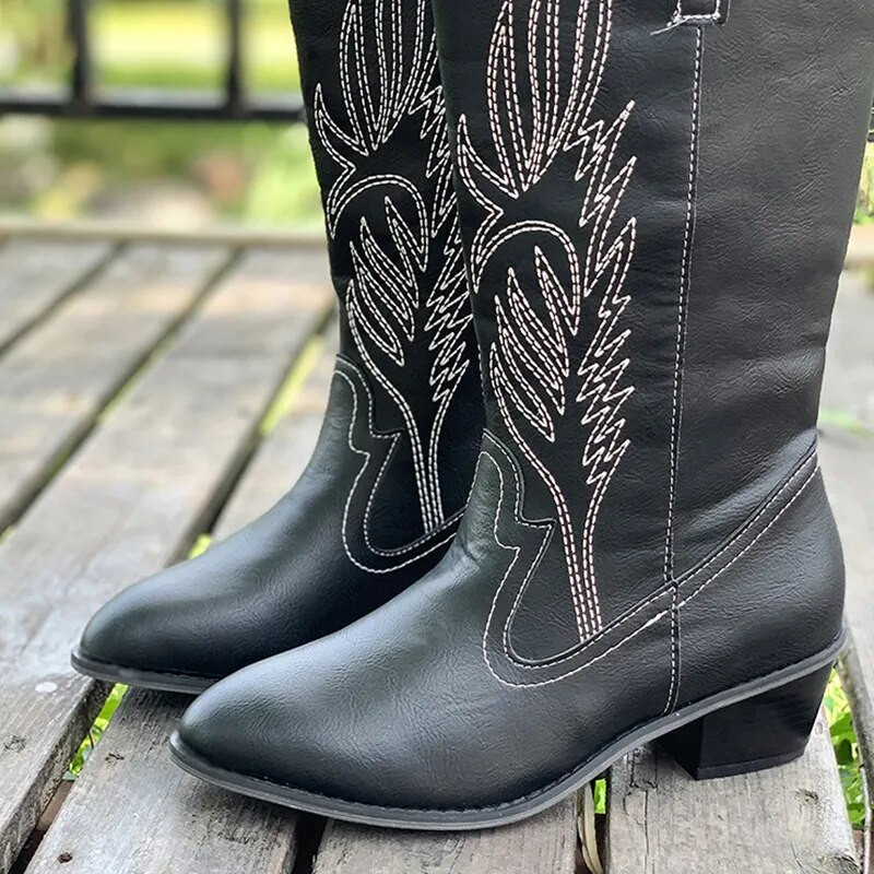 Κεντημένες λευκές γυναικείες μπότες Western 2023 Φθινοπωρινό Slip On Ψηλοτάκουνα Μπότες Cowboy Woman Plus μέγεθος 43 μύτη Mid Calf Botas