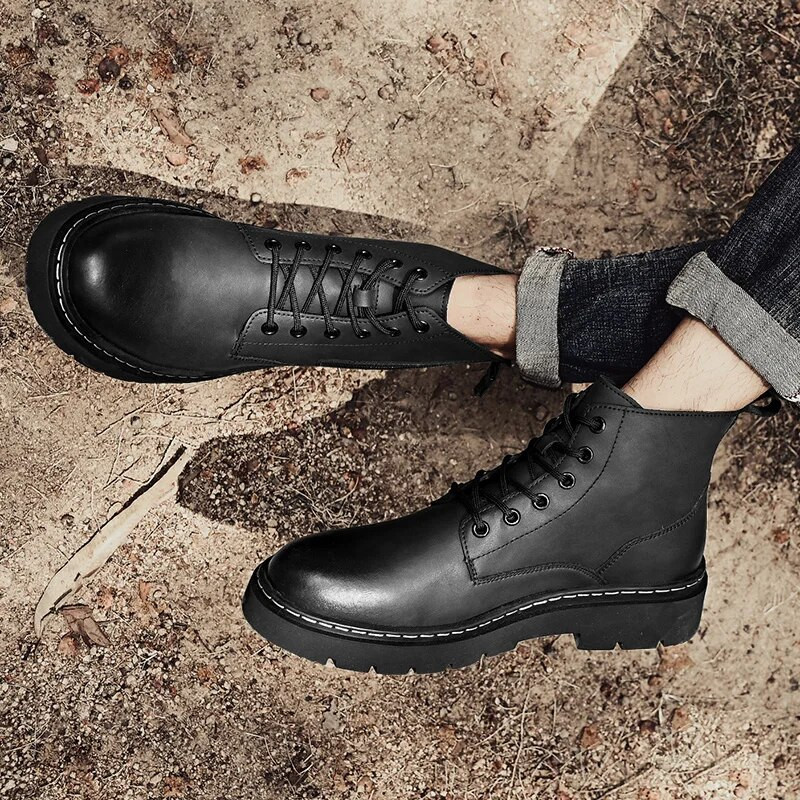 Külgtõmblukuga meeste saapad 2023 Uued meeste kingad Moodsad nööriga ümmarguse ninaga platvormsaapad libisemisvastased veekindlad mootorrattasaapad