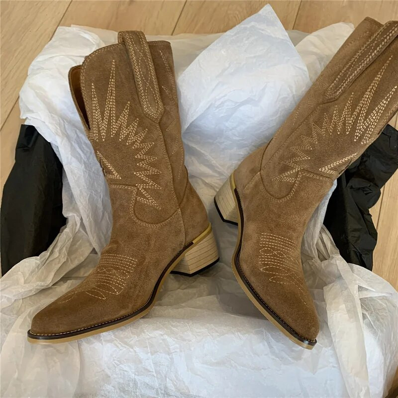 2022. aasta uued Westerni kauboisaapad naistele terava ninaga naiste kingad, reljeefsed seemisnahast kingad sääre keskosa paksuse kontsaga naiste saapad