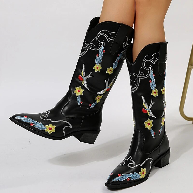 Κεντημένες γυναικείες μπότες μεσαίας γάμπας Western 2023 Φθινοπωρινές μπότες καουμπόισσας με μυτερές μύτες 43 ψηλοτάκουνα γυναικεία παπούτσια