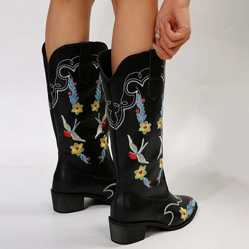 Κεντημένες γυναικείες μπότες μεσαίας γάμπας Western 2023 Φθινοπωρινές μπότες καουμπόισσας με μυτερές μύτες 43 ψηλοτάκουνα γυναικεία παπούτσια