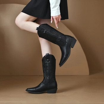 Κεντημένες μαύρες γυναικείες μπότες καουμπόη 2023 Φθινοπωρινό slip On toe Mid Calf Boots Woman Pu Δερμάτινα χοντρά τακούνια Botas De Mujer