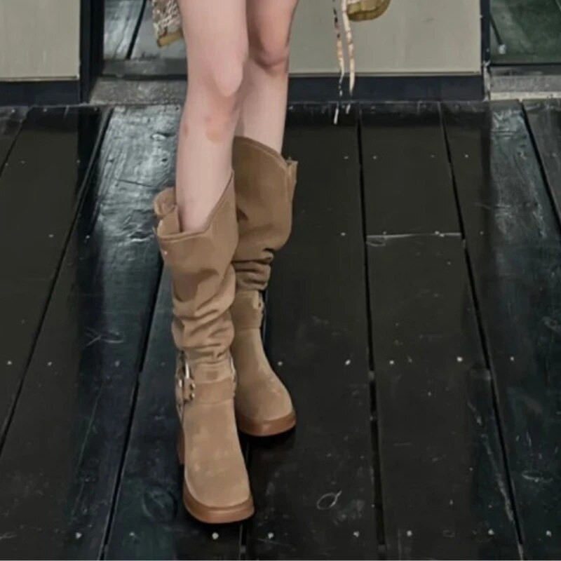 2023 m. žiemos nauji zomšiniai moteriški batai iki kelių kvadratiniai aukštakulniai batai kokybiški rudeniniai moteriški apvalūs batai