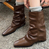 2023 Γυναικείες πλισέ Mid Calf Chelsea Boots Χειμερινά νέα παπούτσια με χαμηλά τακούνια Ογκώδεις μπότες μοτοσικλέτας Square Toe Goth Snow Botas Pumps