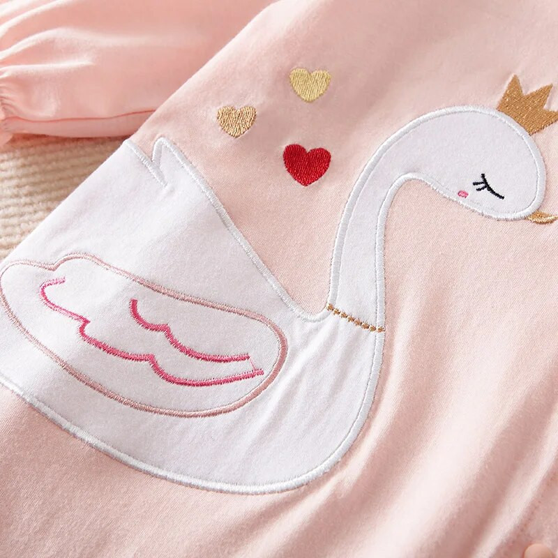 Άνοιξη και φθινόπωρο για αγόρια και κορίτσια Όμορφο βρεφικό κορμάκι με κεντημένο λευκό κύκνο από βαμβάκι