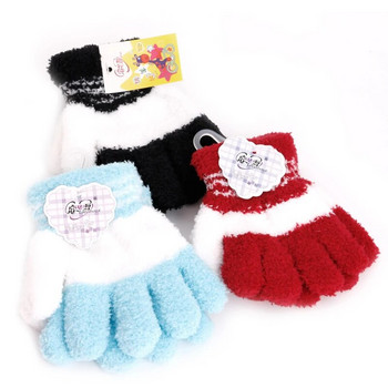 Χαριτωμένο παιδί με ζεστά χειμωνιάτικα γάντια για μικρό παιδί πλεκτά γάντια ουράνιο τόξο