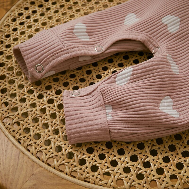 Гащеризон с дълги ръкави за бебета и момичета Детски дрехи Сладък гащеризон с ребра с принт на сърца + украшение за глава Детски костюм за игра за Свети Валентин