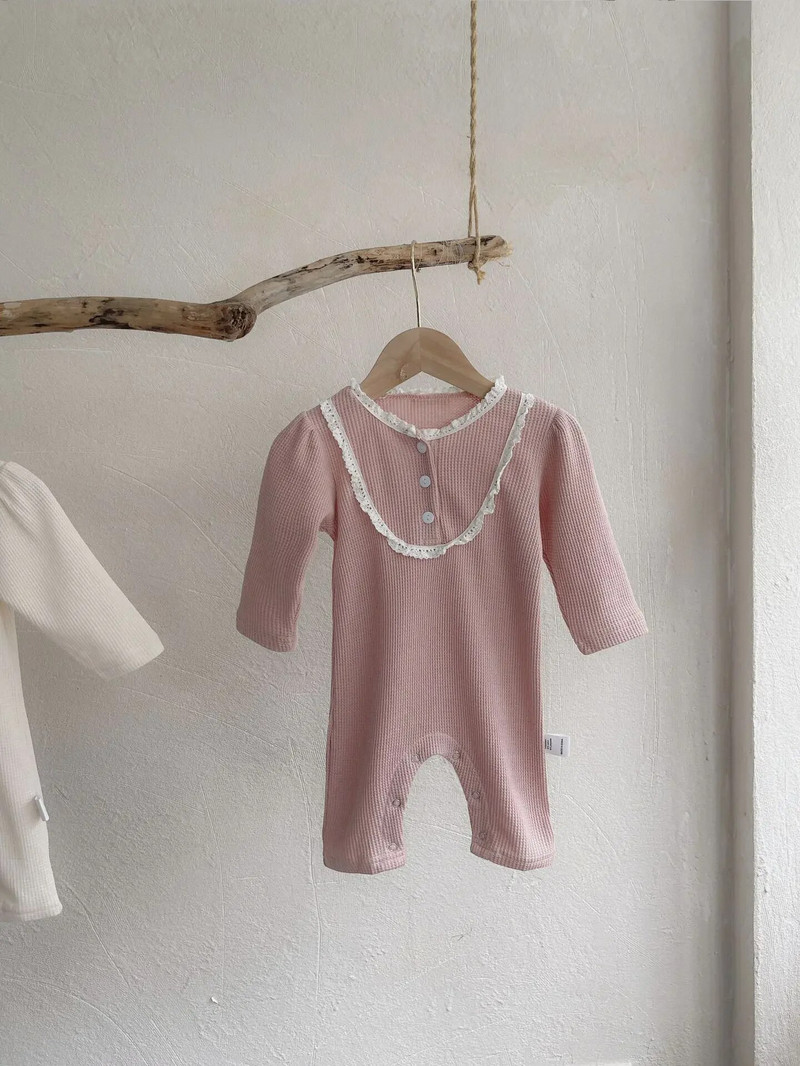 7576 Бебешки дрехи 2023 Есен Нова дантелена яка Едно парче дрехи за момичета Копчета Вафлени ежедневни дрехи за катерене.