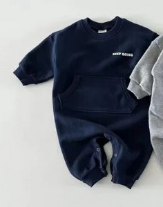 7666 Baba Jumpsuit 2023 Őszi új koreai egyszerű divat fiú egyrészes ruhák Letter Print Alkalmi mászóruhák.