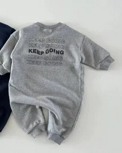7666 Baba Jumpsuit 2023 Őszi új koreai egyszerű divat fiú egyrészes ruhák Letter Print Alkalmi mászóruhák.