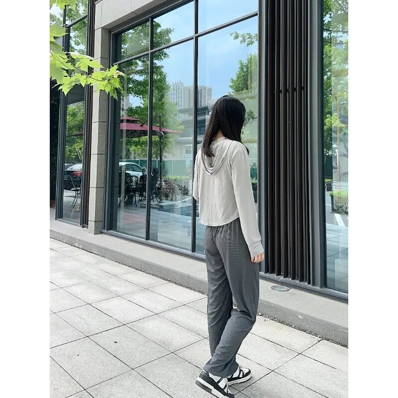 Летен слънцезащитен комплект с дълъг ръкав от 2 части Ежедневно спортно палто с качулка и панталон с широки крачоли Дамски едноцветен семпъл костюм за открито