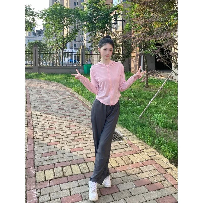 Летен слънцезащитен комплект с дълъг ръкав от 2 части Ежедневно спортно палто с качулка и панталон с широки крачоли Дамски едноцветен семпъл костюм за открито