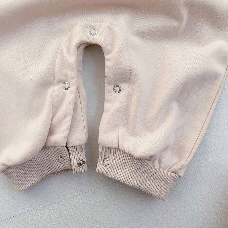 Есенен бебешки комбинезон Комбинезон за бебета и малки деца 2023 г. Корейска мода Letter Бебешки пълзящ костюм Дрехи за новородени Бебешки комбинезон от една част