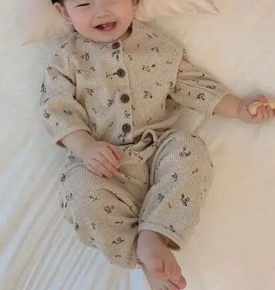 Aranyos kisgyermek babaruha szettek 2db Divatos lányok fiúk hosszú ujjú gofrigombos felsők+leggings nadrágok baba szett ruhák 0-24 M