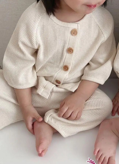 Aranyos kisgyermek babaruha szettek 2db Divatos lányok fiúk hosszú ujjú gofrigombos felsők+leggings nadrágok baba szett ruhák 0-24 M