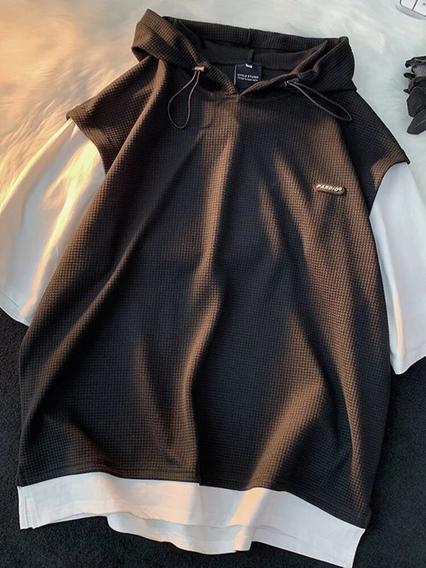 Nyári nagy méretű férfi sportruha Légáteresztő alkalmi viselet Vad High Street Chic Fake Kétrészes alkalmi póló + egyszerű rövidnadrág