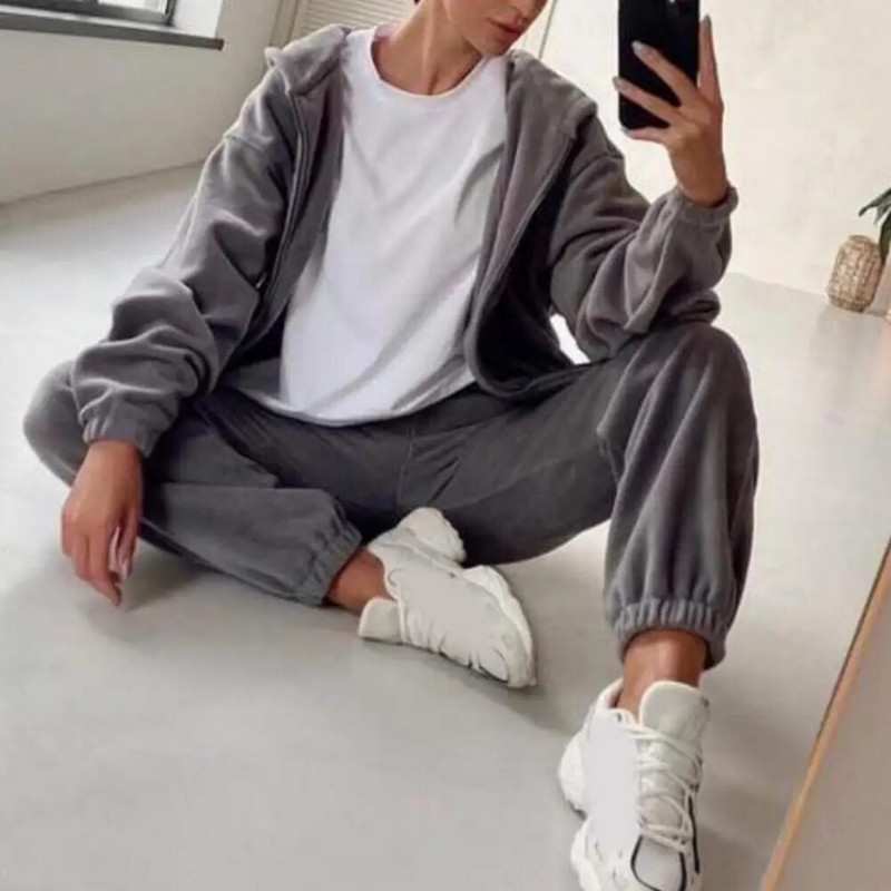 Divatos sportruházat, hidegálló női tréningruha, elasztikus derékú kapucnis, bő szabású női tréningruha, sportruházat