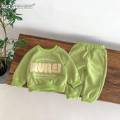 2023 őszi újdonság gyerekeknek, kisfiúknak, hosszú ujjú, bolyhos, betűs felső pulóverek + háremnadrág kisgyermek csecsemőruha szett, 2 db