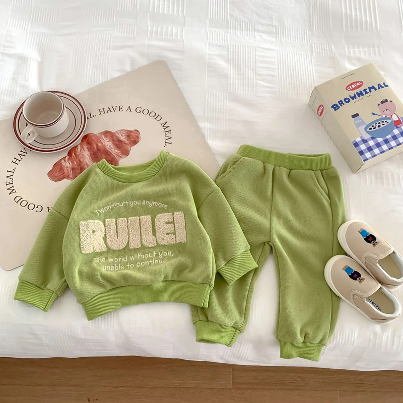 2023 őszi újdonság gyerekeknek, kisfiúknak, hosszú ujjú, bolyhos, betűs felső pulóverek + háremnadrág kisgyermek csecsemőruha szett, 2 db