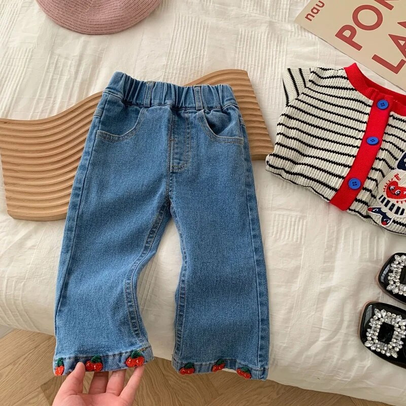 Bērnu meiteņu džinsi 0–6 gadi, mazuļi, bērni, elastīgi jostasvietas, ķiršu izšuvumi, džinsa auduma bikses, zvaniņš apakšā, ikdienas apģērbi, korejiešu apģērbi