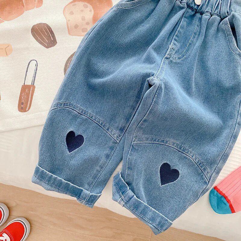 Gyermek lány farmer nadrág 1-7 éves kisgyermek gyerekeknek rugalmas derék, szív dizájn Teljes hosszúságú divatos farmer ruhák őszi ruhák