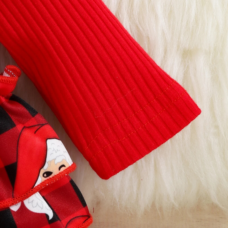 Ziemassvētku rombiņas zīdaiņiem, volāniem, garām piedurknēm, rūtaini Ziemassvētku vecīša apdrukas.