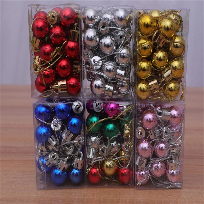 24db/doboz 2cm-es mini karácsonyi golyós medál karácsonyi parti akasztós golyós dísz Bevásárlóközpont mennyezeti ablak karácsonyfa dekoráció