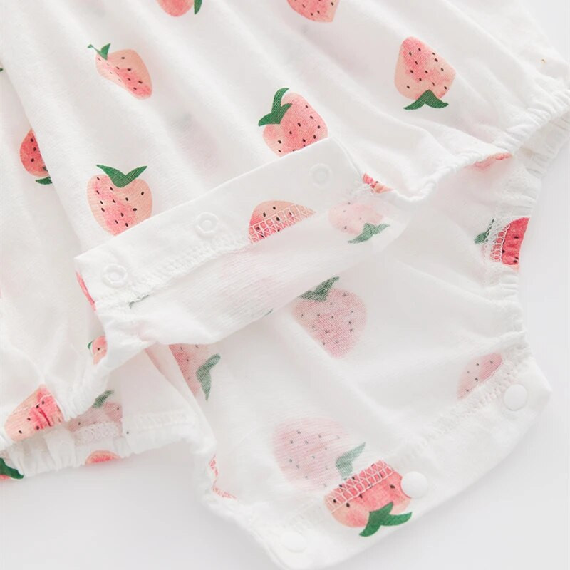 Vasaras īsās piedurknes jaundzimušo bodiji, mežģīnes, meiteņu kombinezoni ar zemeņu apdruku