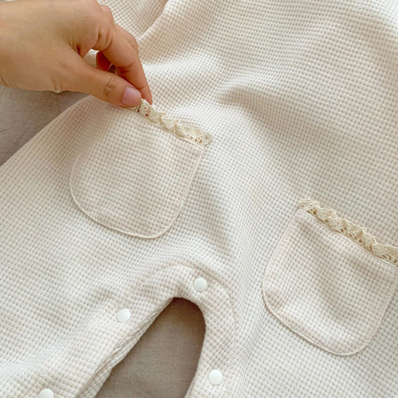 Korejiešu stila jaundzimušo meiteņu rombītis ar garām piedurknēm, mežģīņu šuvumi, vafeļu meiteņu kombinezoni pavasara rudens mazuļiem mazuļiem