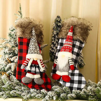 Големи чорапи за коледни подаръци Коледен декор за домашни чанти PP памучен нетъкан текстил Дамски червени черни карирани новогодишни бонбониери