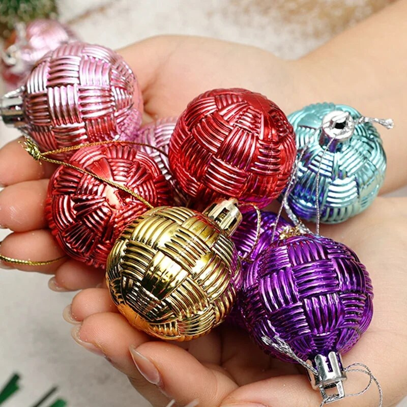 Ziemassvētku dekoratīvās bumbiņas, krāsainas austas teksturētas bumbiņas Ziemassvētku eglīšu rotājumiem, kulons 2024. gada Jaungada mājas ballīšu dekorēšanai